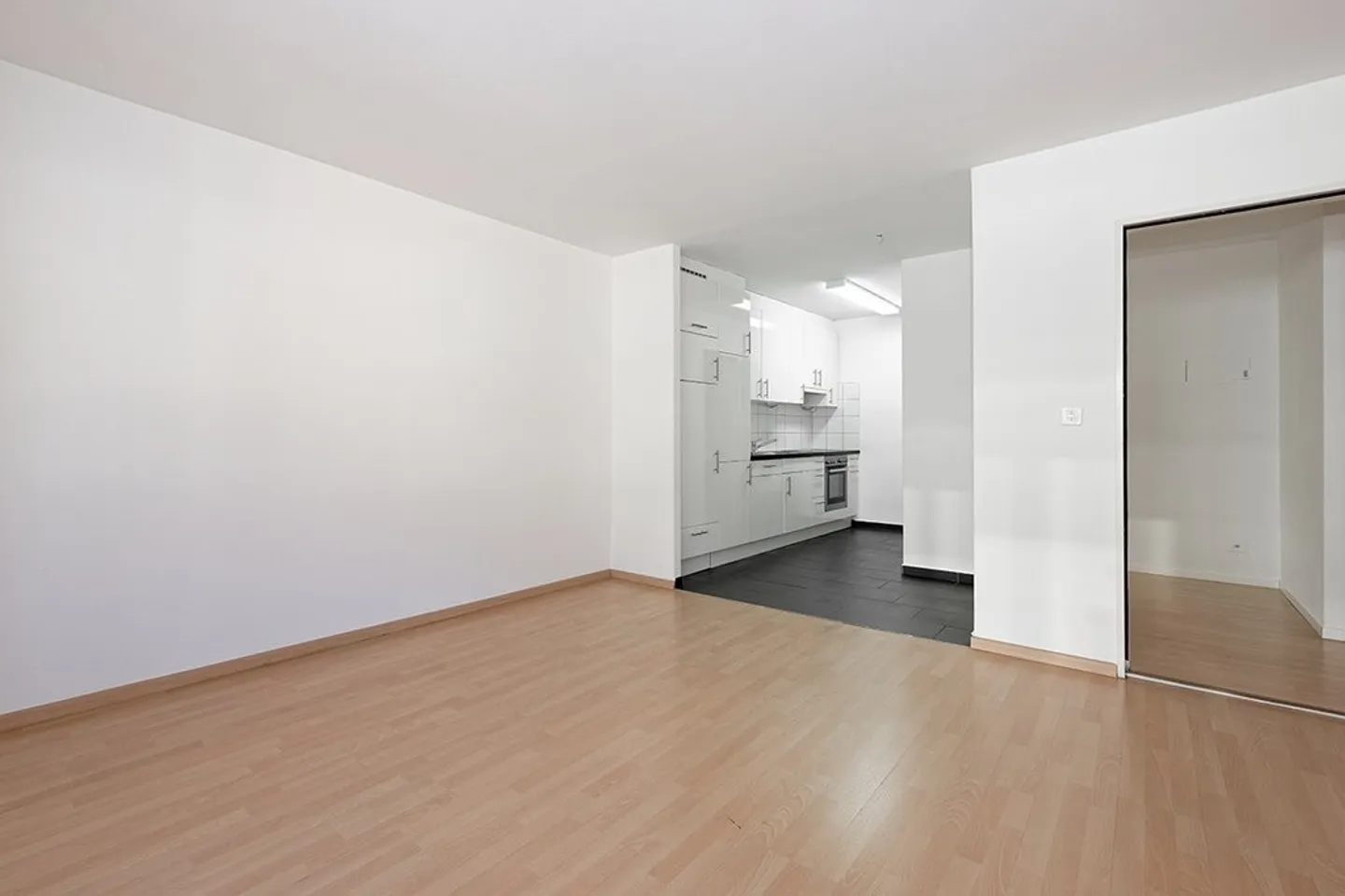 Bright 3-room apartment near the exhibition center - Photo 4 of 8