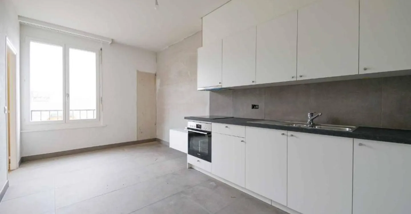 Rue A. TSCHUMI 8 - Renovated 5-room apartment - Photo 2 of 4