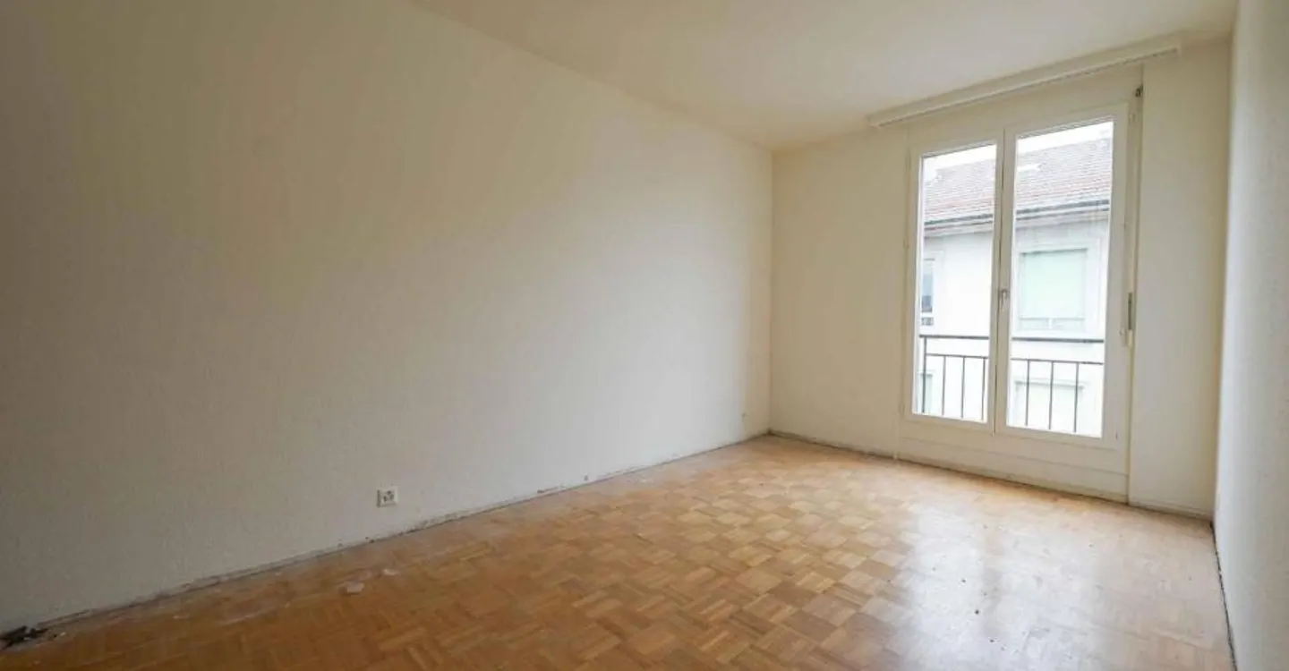 Rue A. TSCHUMI 8 - Renovated 5-room apartment - Photo 3 of 4