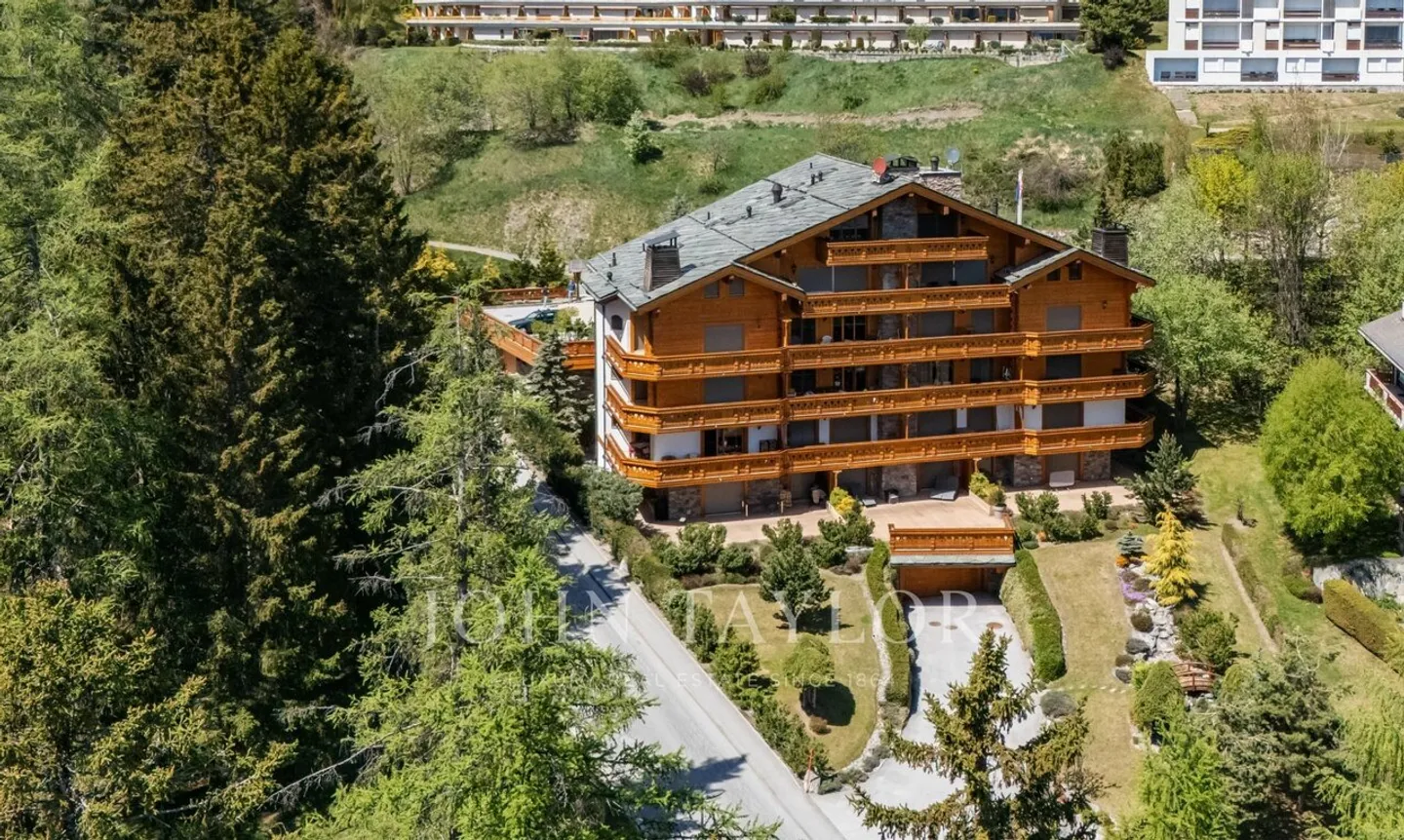 5.5 room luxury apartment, cathedral ceiling, 4 suites, wellness in Crans-Montana - Photo 1 of 13