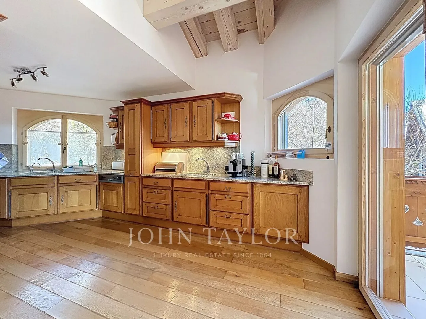5.5 room luxury apartment, cathedral ceiling, 4 suites, wellness in Crans-Montana - Photo 4 of 13