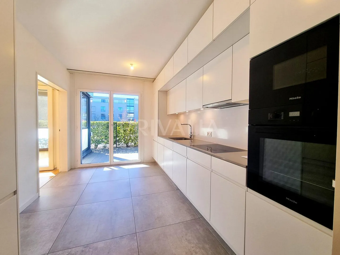 Bel appartement de 6.5 pièces au rez-de-chaussée avec jardin - Photo 3 of 11