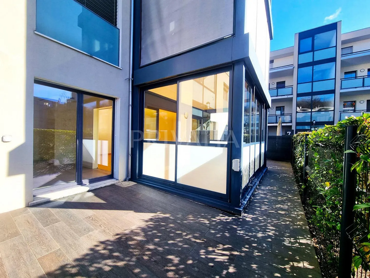 Bel appartement de 6.5 pièces au rez-de-chaussée avec jardin - Photo 8 of 11