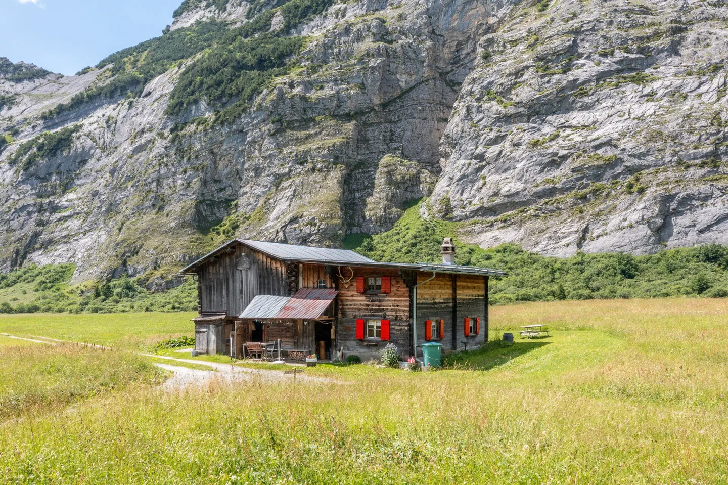 Rifugio di montagna incluso costruzione di stalla con potenziale di espansione in vendita - Foto 1 di 20
