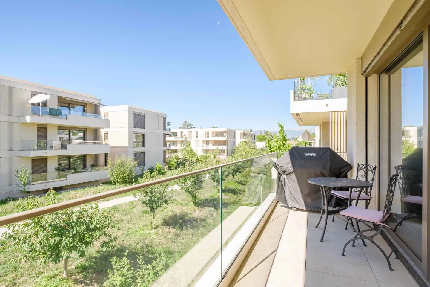 Modern Apartment in Troinex - Photo 10 of 13