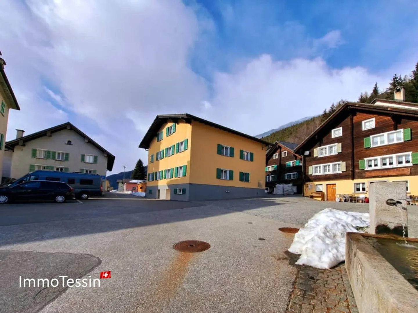 Piccola e affascinante locanda nella nota piazza del villaggio di Osco con grande potenziale di espansione - Foto 2 di 13