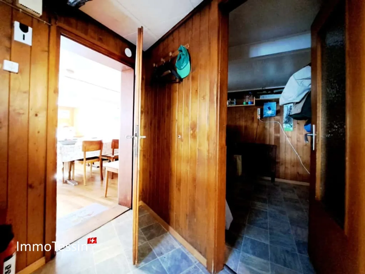 Piccola e affascinante locanda nella nota piazza del villaggio di Osco con grande potenziale di espansione - Foto 9 di 13