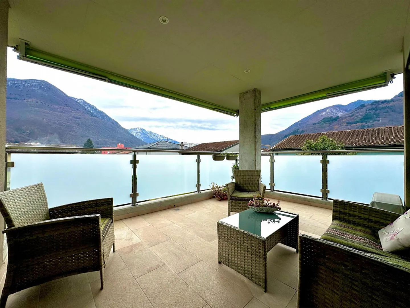 ELEGANT 3.5 ROOM APARTMENT WITH LARGE TERRACE IN THE HEART OF CASTIONE - Photo 3 of 9