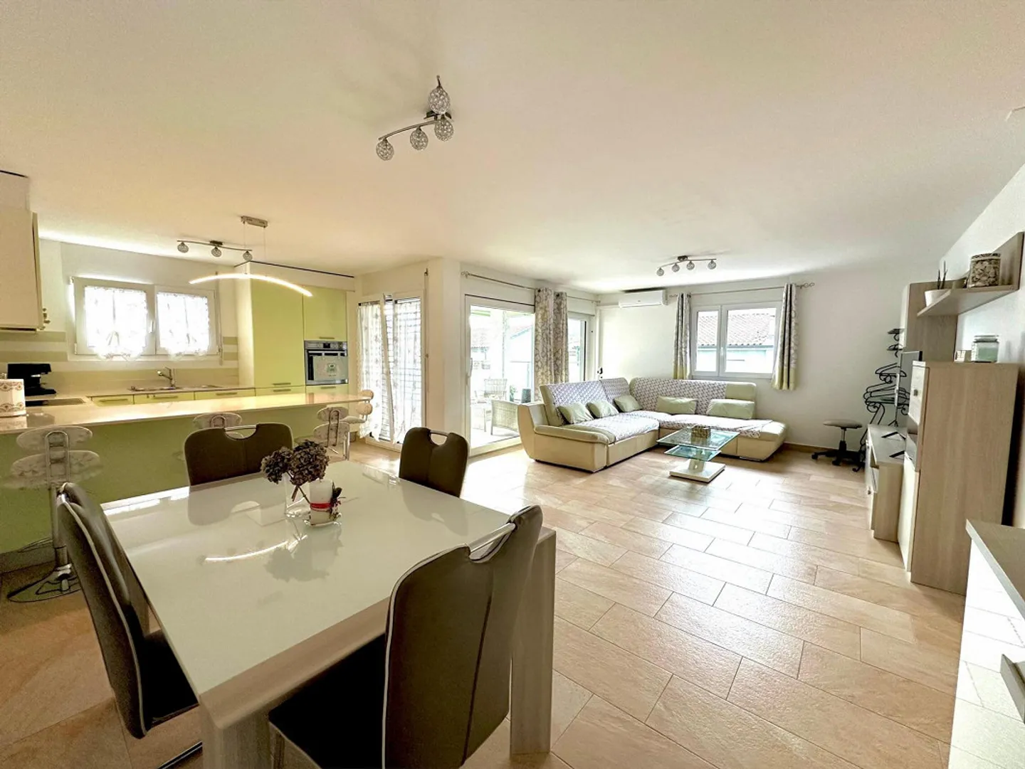 ELEGANT 3.5 ROOM APARTMENT WITH LARGE TERRACE IN THE HEART OF CASTIONE - Photo 1 of 9