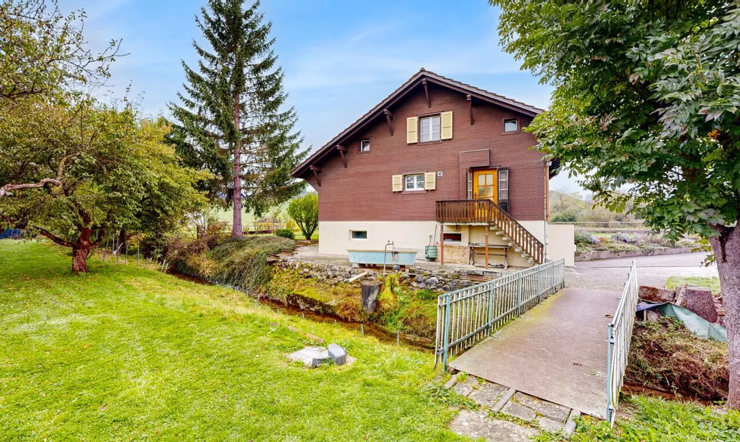 Charmantes Chalet mit großem Grundstück und schönem Potenzial - Foto 3 von 13