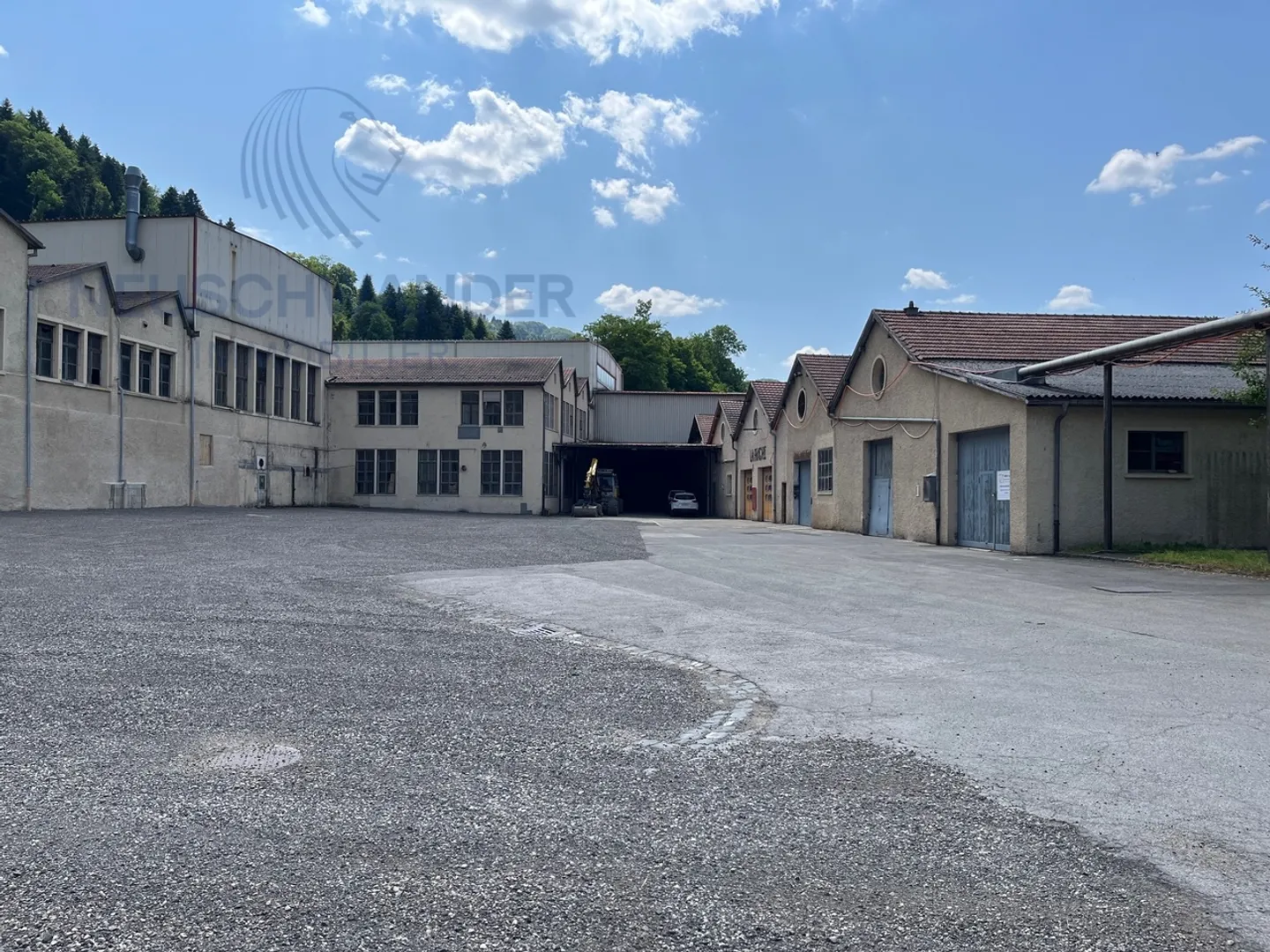 Industrial site housing leased spaces with very good yield - Photo 4 of 12