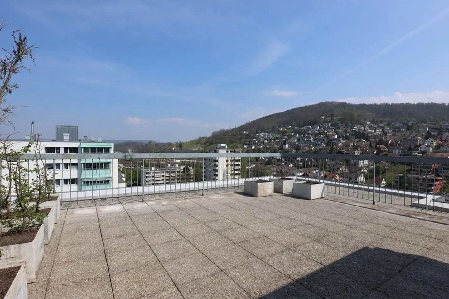 Appartamento luminoso in una posizione tranquilla con una splendida terrazza sul tetto e vista panoramica - Foto 1 di 11