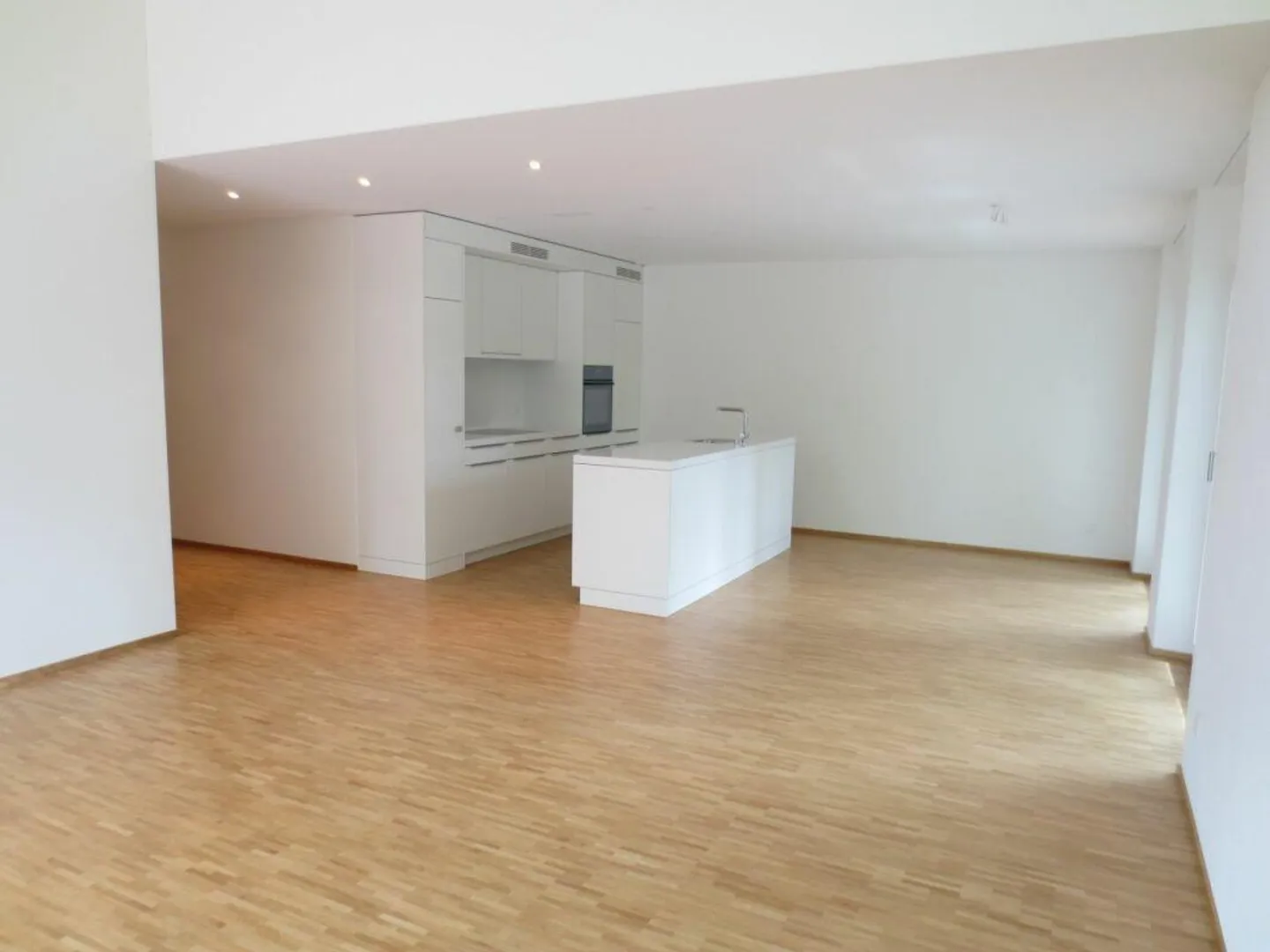 Appartement moderne de 3,5 pièces au centre du village - Photo 2 sur 9
