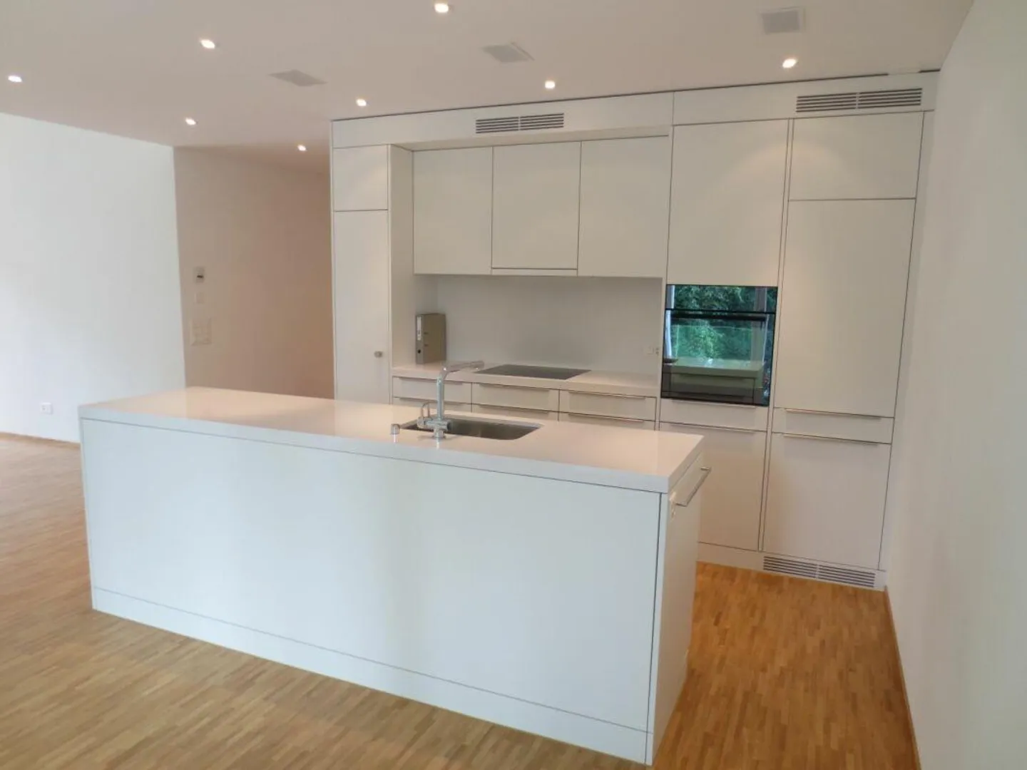 Appartement moderne de 3,5 pièces au centre du village - Photo 3 sur 9