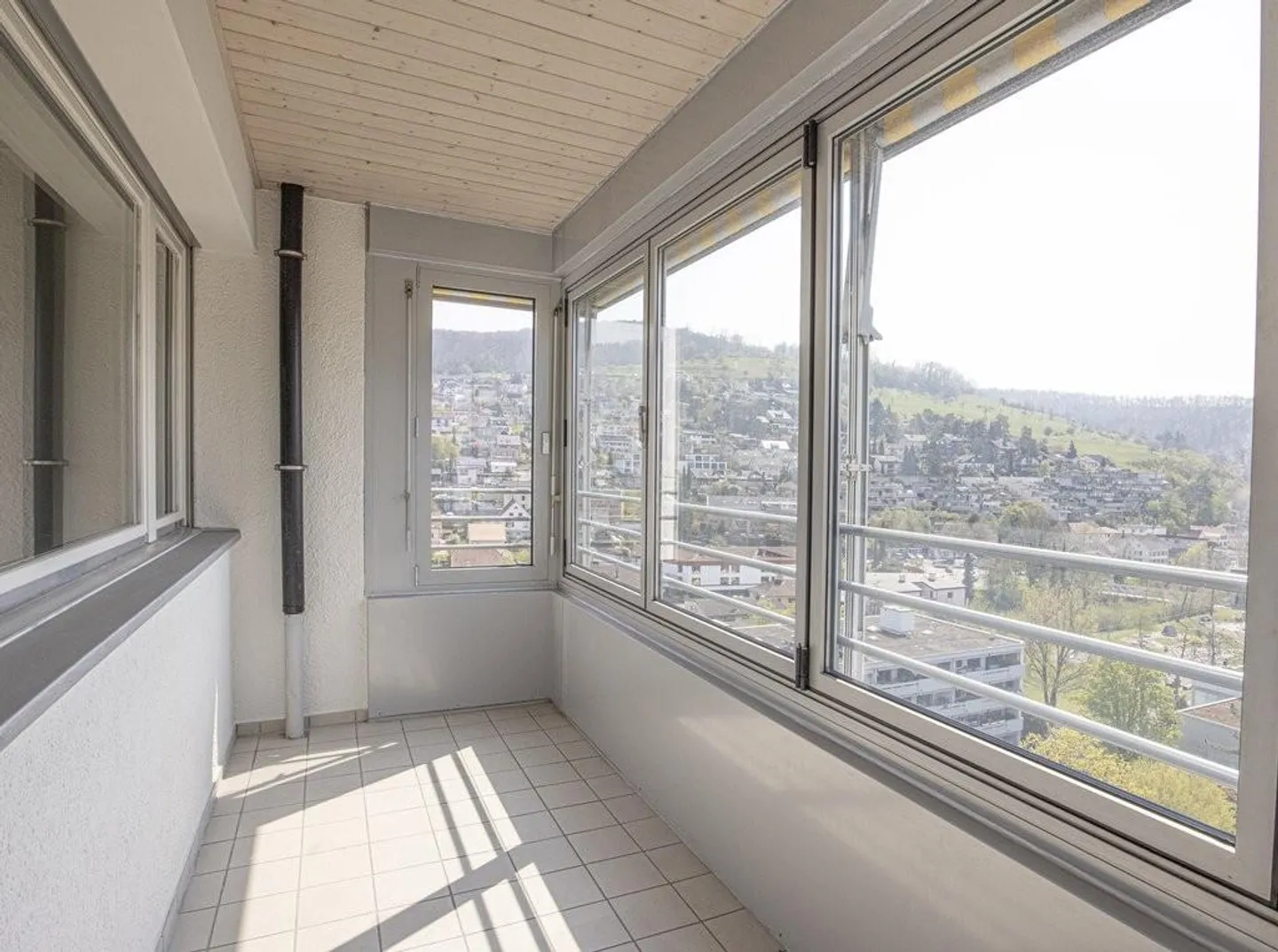Appartamento luminoso in una posizione tranquilla con una splendida terrazza sul tetto e vista panoramica - Foto 9 di 11
