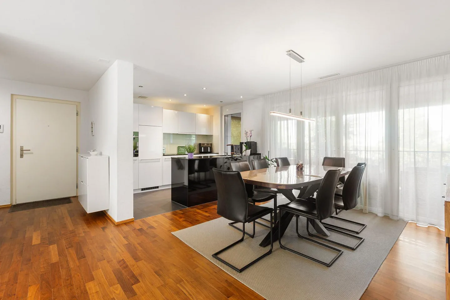 Vivre avec de l'espace : Moderne, 4,5 pièces et deux espaces extérieurs - Photo 1 sur 10