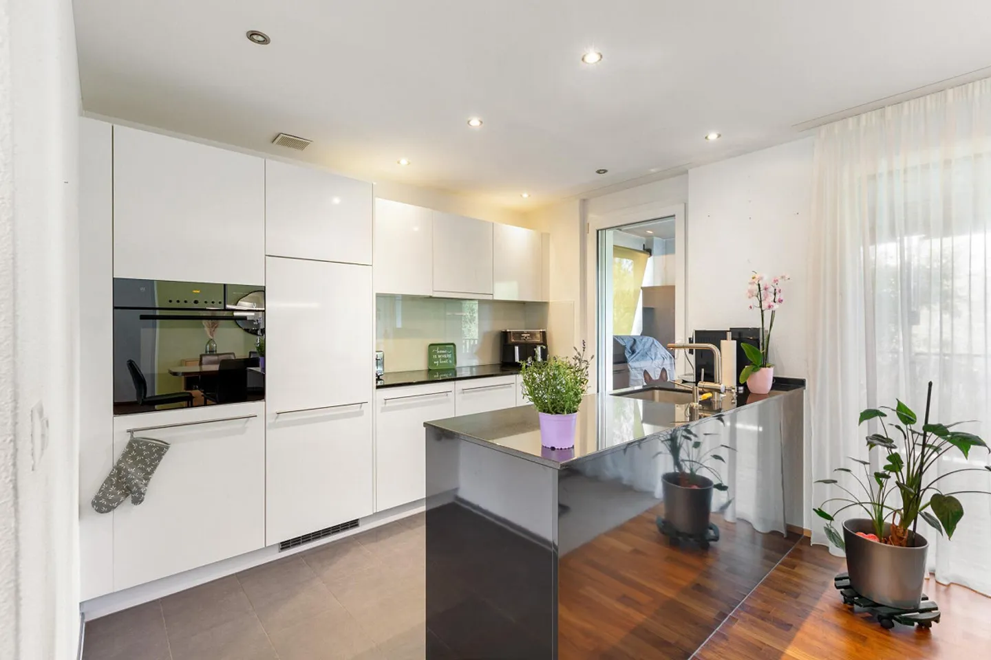 Vivre avec de l'espace : Moderne, 4,5 pièces et deux espaces extérieurs - Photo 2 sur 10