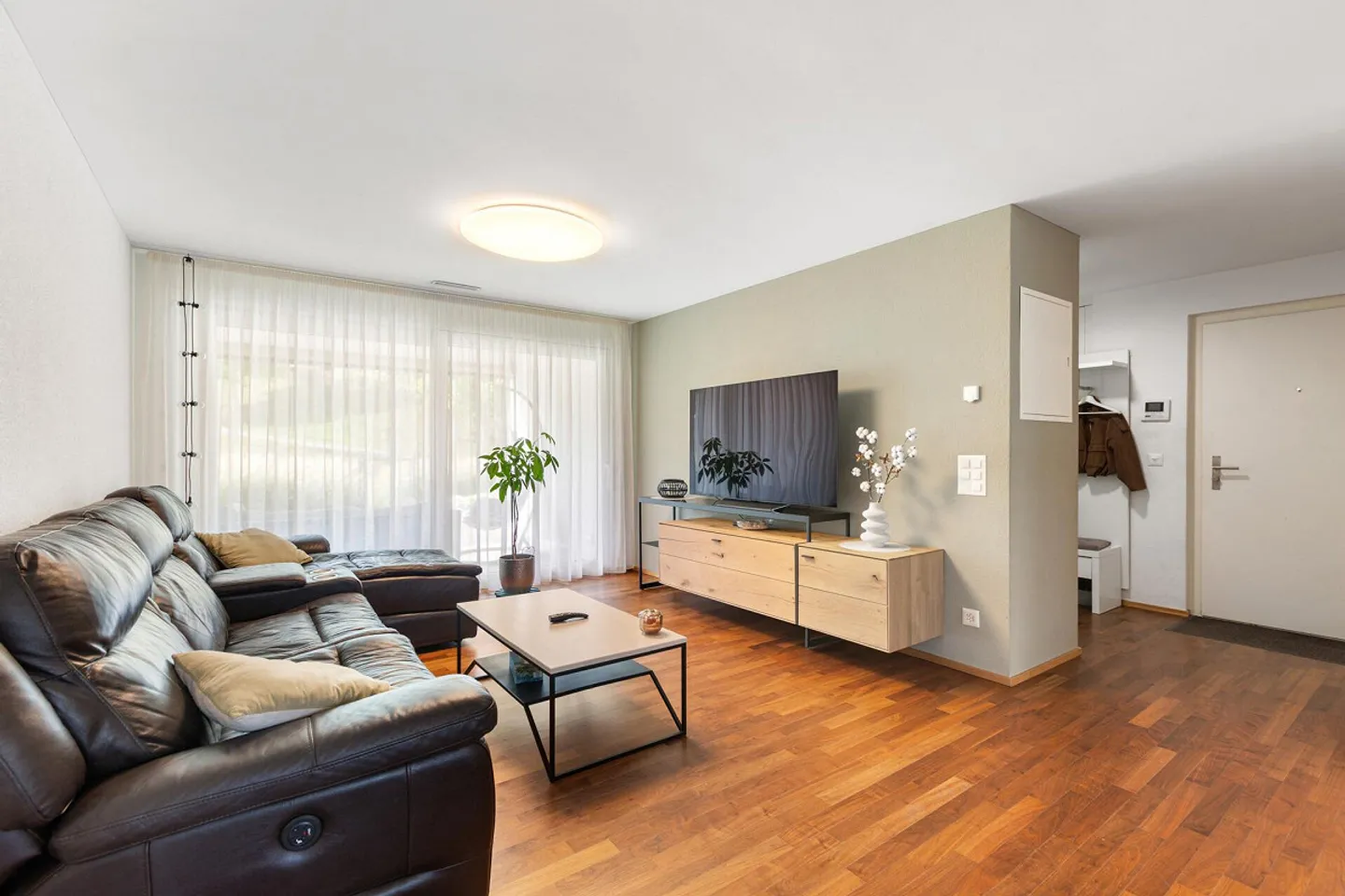 Vivre avec de l'espace : Moderne, 4,5 pièces et deux espaces extérieurs - Photo 3 sur 10