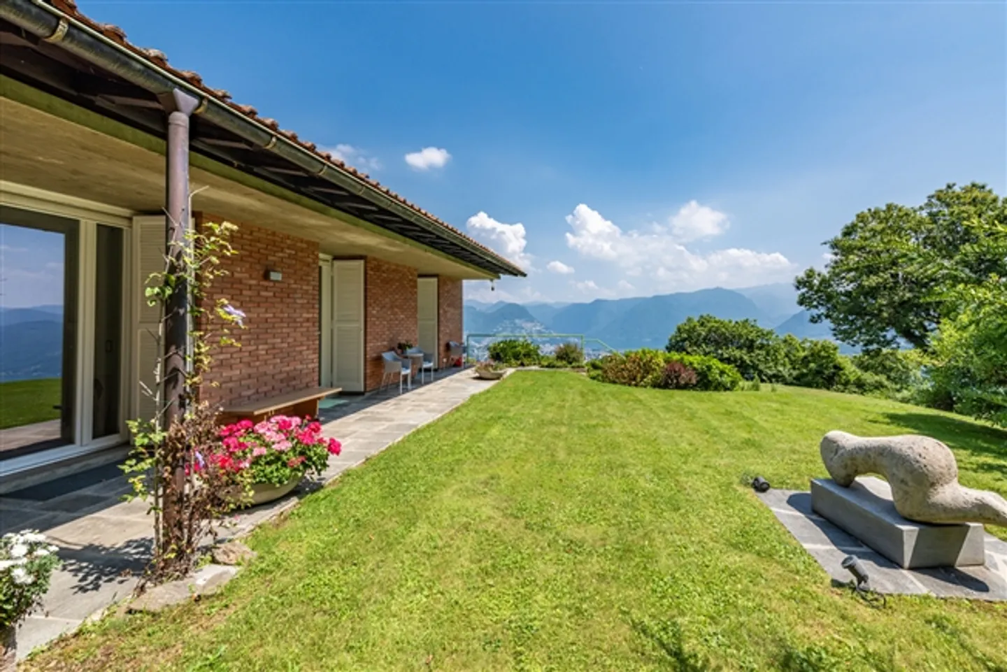 Elegant Signature Villa with Breathtaking Lake View - Photo 6 of 20