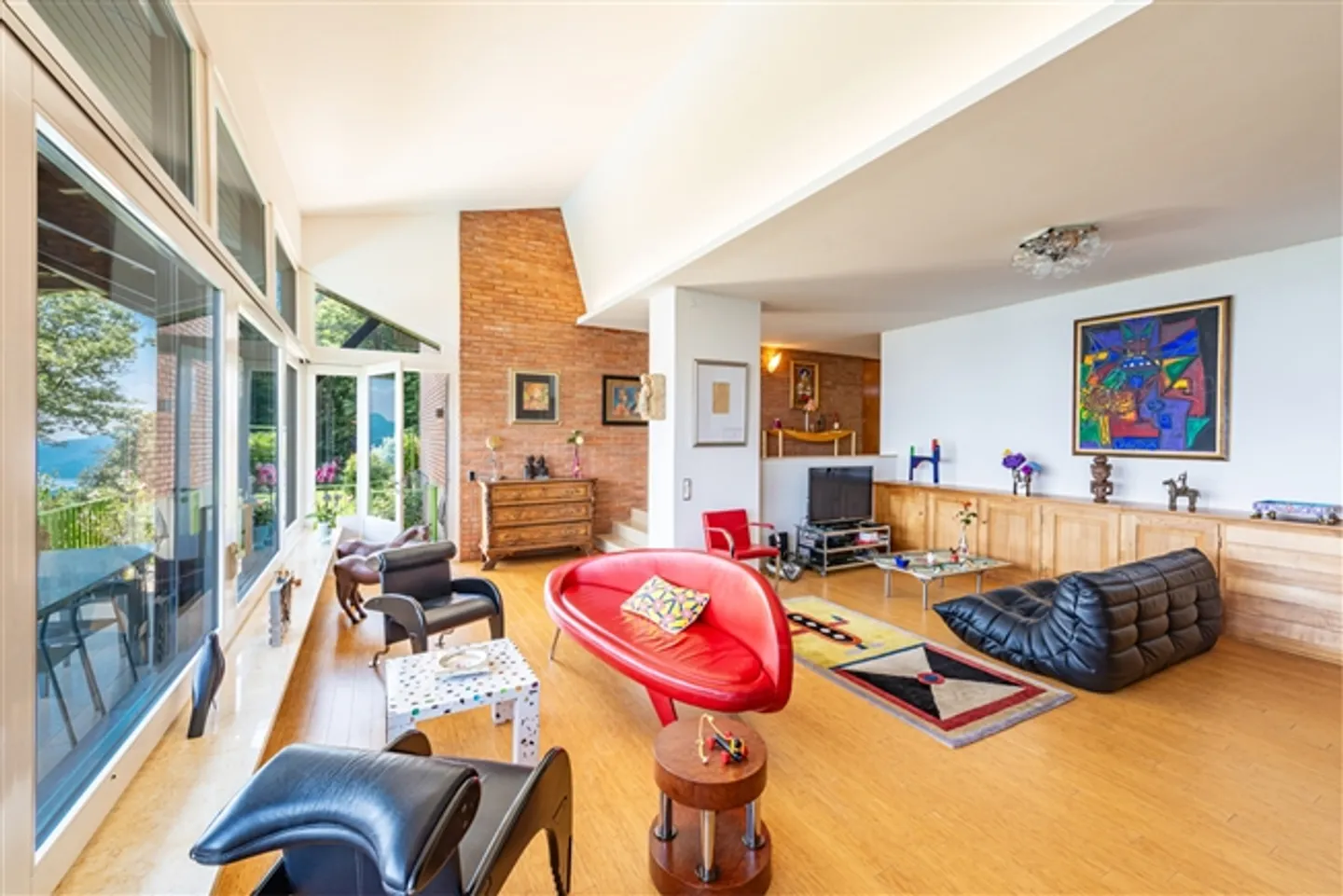 Elegant Signature Villa with Breathtaking Lake View - Photo 7 of 20