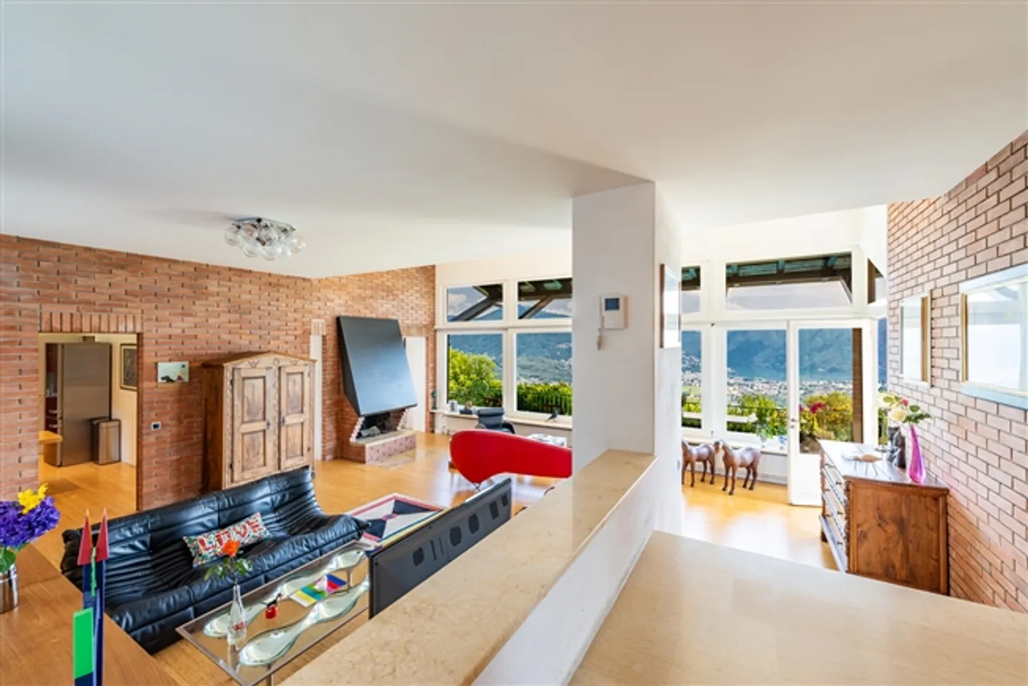 Elegant Signature Villa with Breathtaking Lake View - Photo 10 of 20