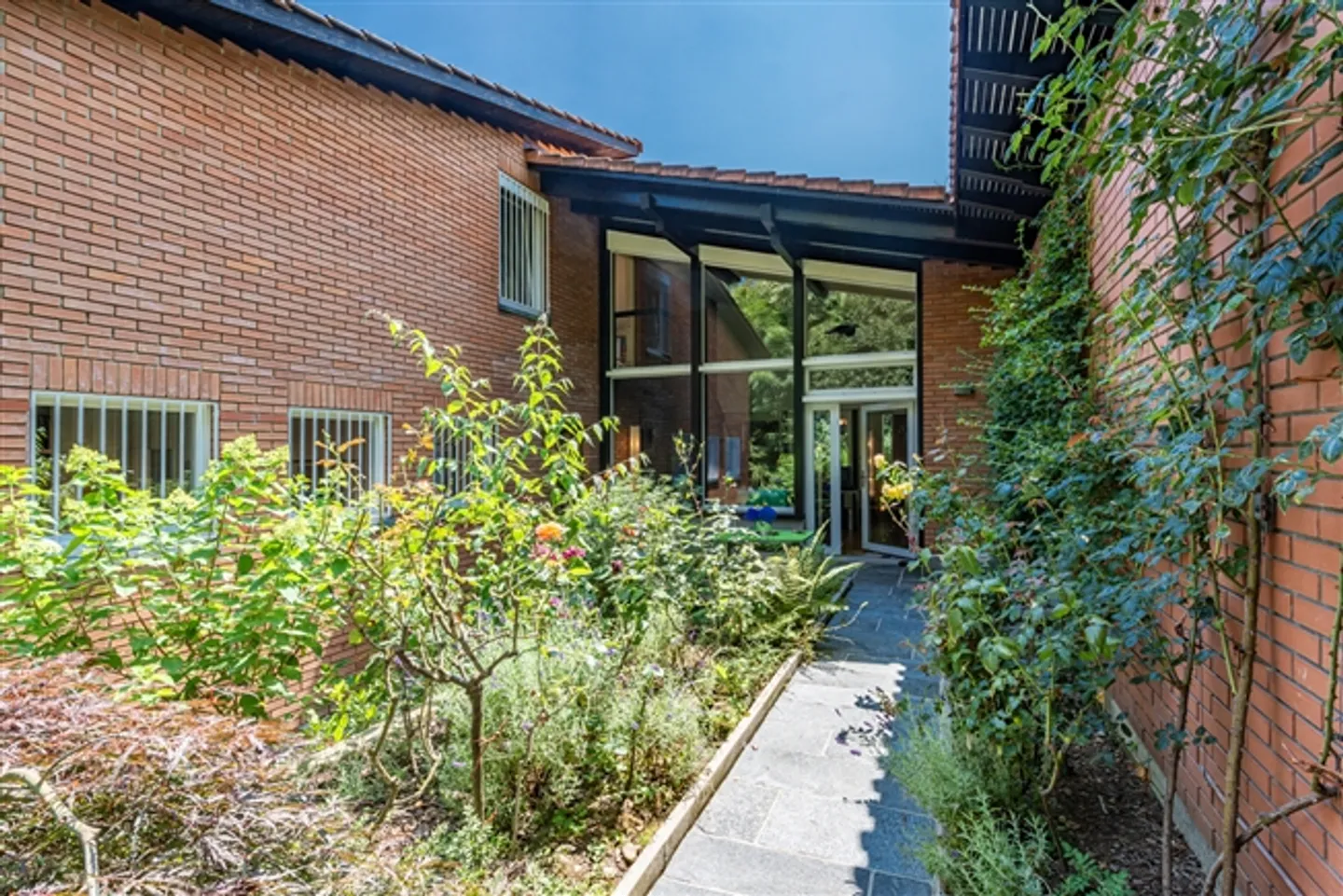 Elegant Signature Villa with Breathtaking Lake View - Photo 16 of 20