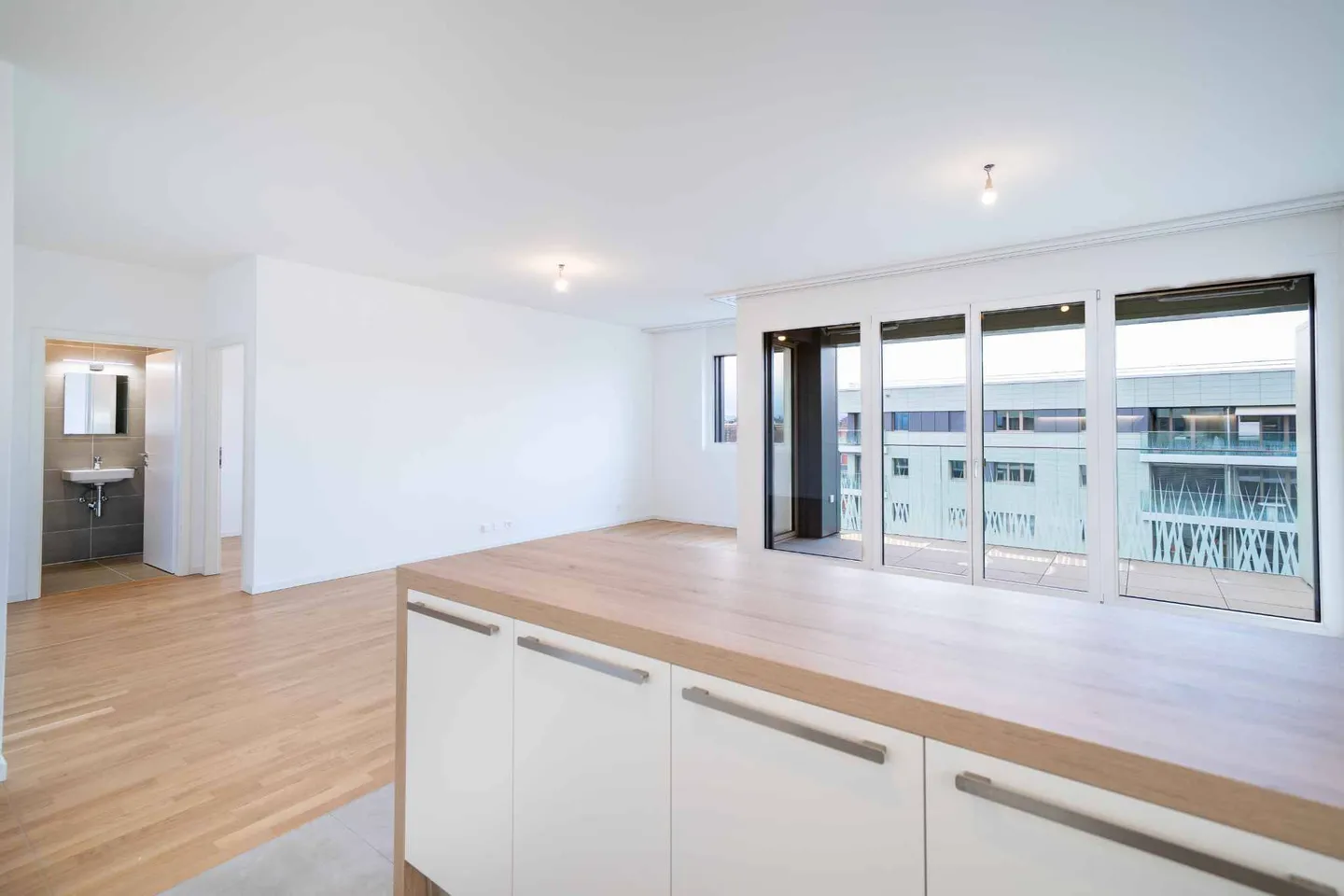 Spazioso appartamento di 4.5 locali con balconi, vicino al lago e alle università - Foto 4 di 12