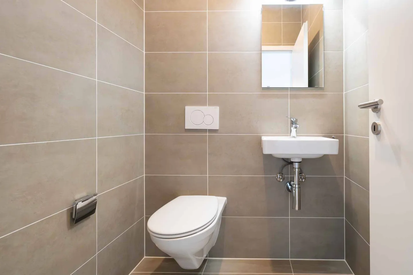 Spazioso appartamento di 4.5 locali con balconi, vicino al lago e alle università - Foto 5 di 12