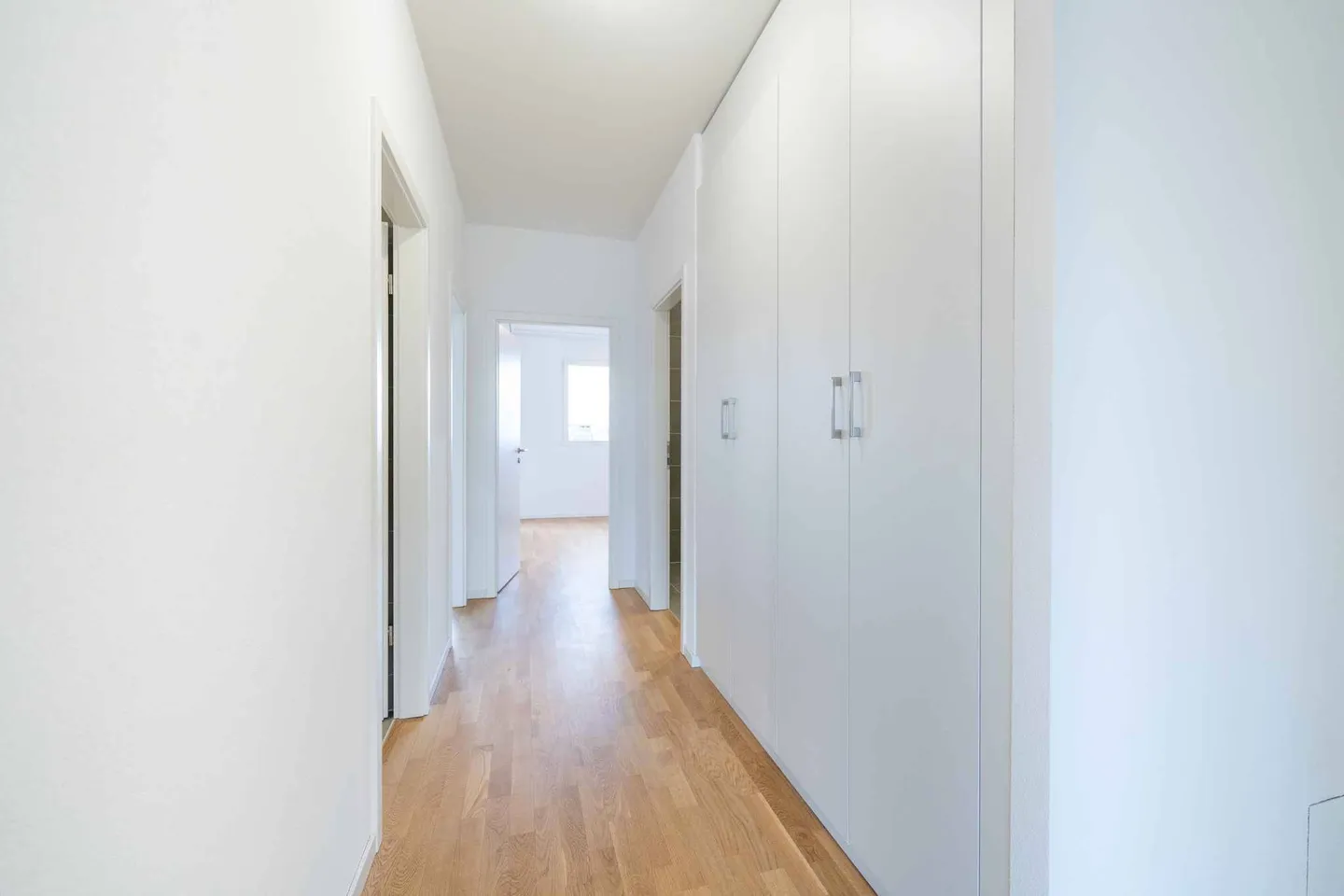 Spazioso appartamento di 4.5 locali con balconi, vicino al lago e alle università - Foto 6 di 12