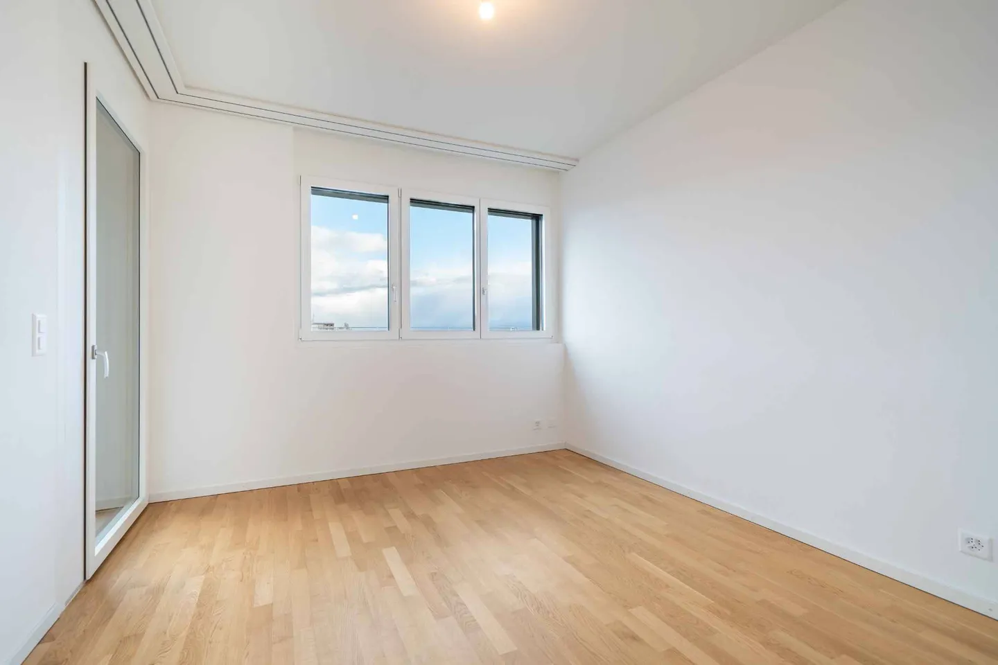 Spazioso appartamento di 4.5 locali con balconi, vicino al lago e alle università - Foto 9 di 12