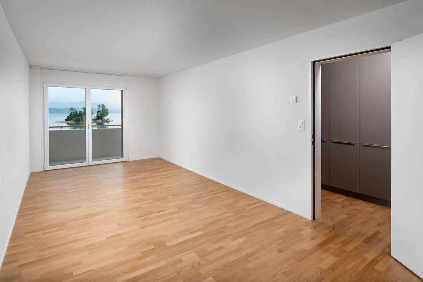 Modern, freshly renovated apartment with unobstructed lake view - Photo 2 of 7