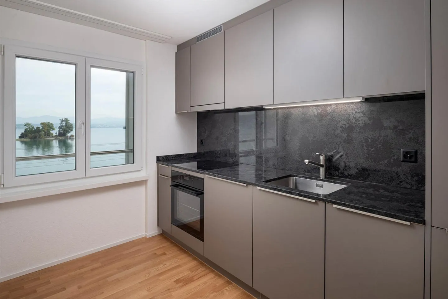 Modern, freshly renovated apartment with unobstructed lake view - Photo 5 of 7