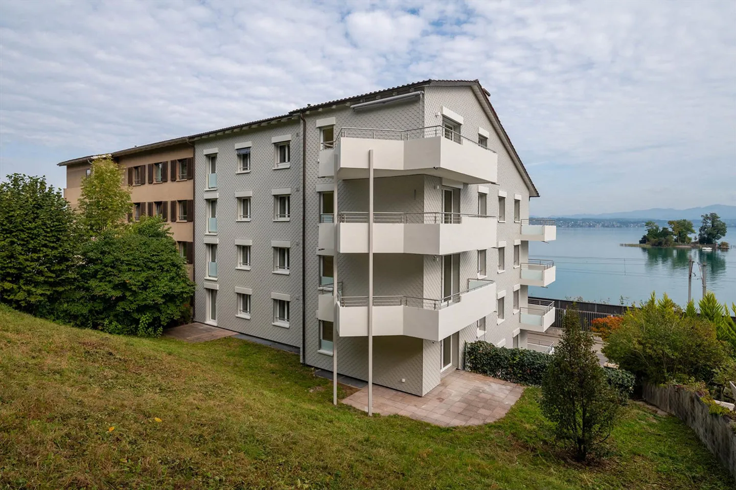 Modern, freshly renovated apartment with unobstructed lake view - Photo 1 of 7