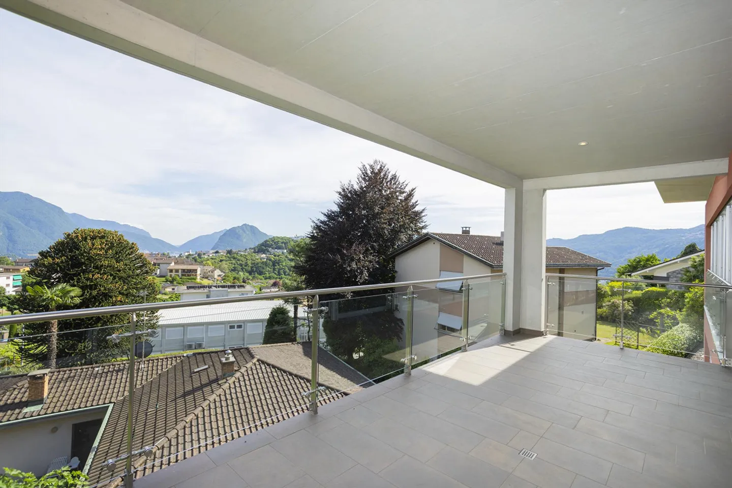 5.5-room apartment with terrace in Comano - Photo 1 of 14