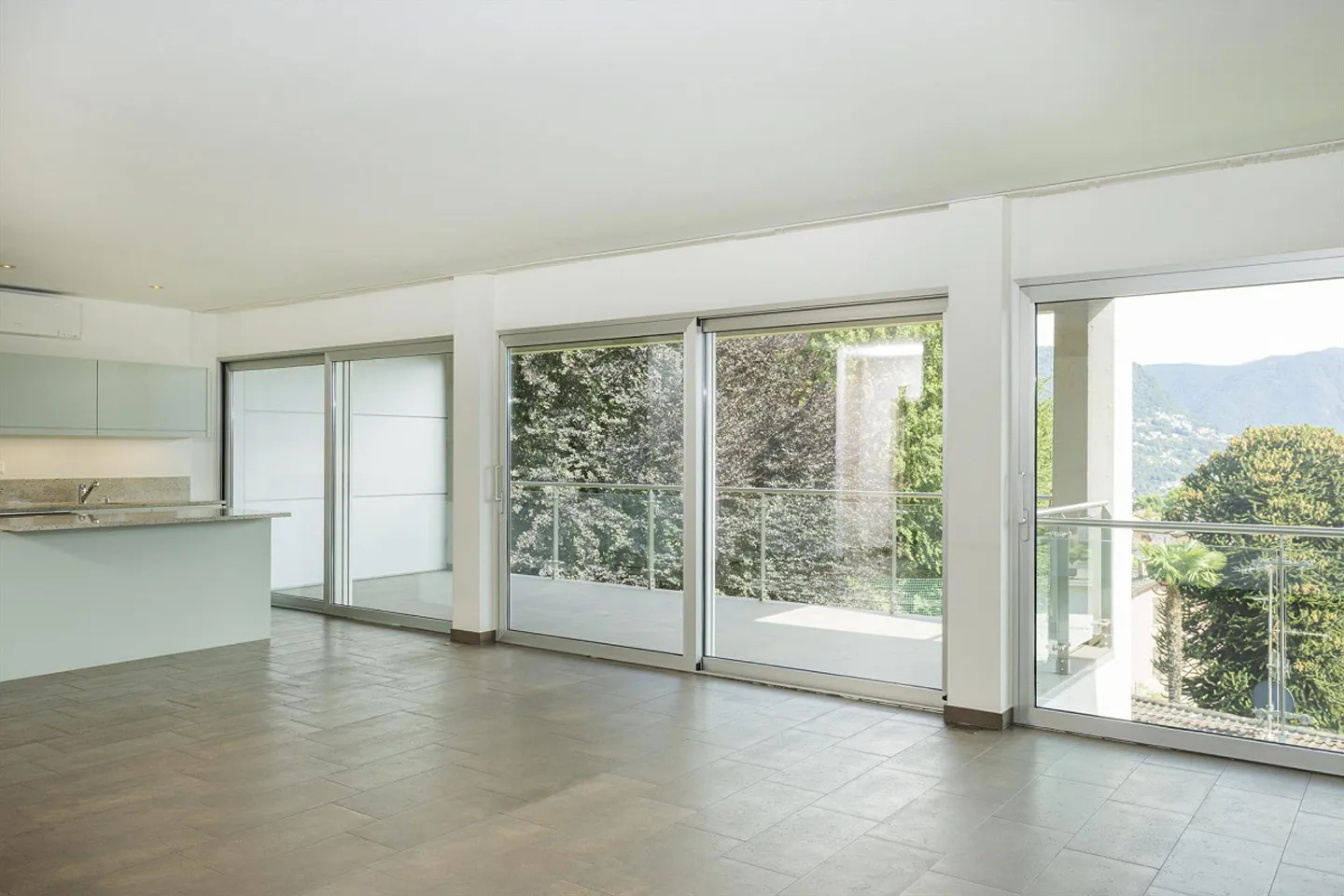 5.5-room apartment with terrace in Comano - Photo 2 of 14