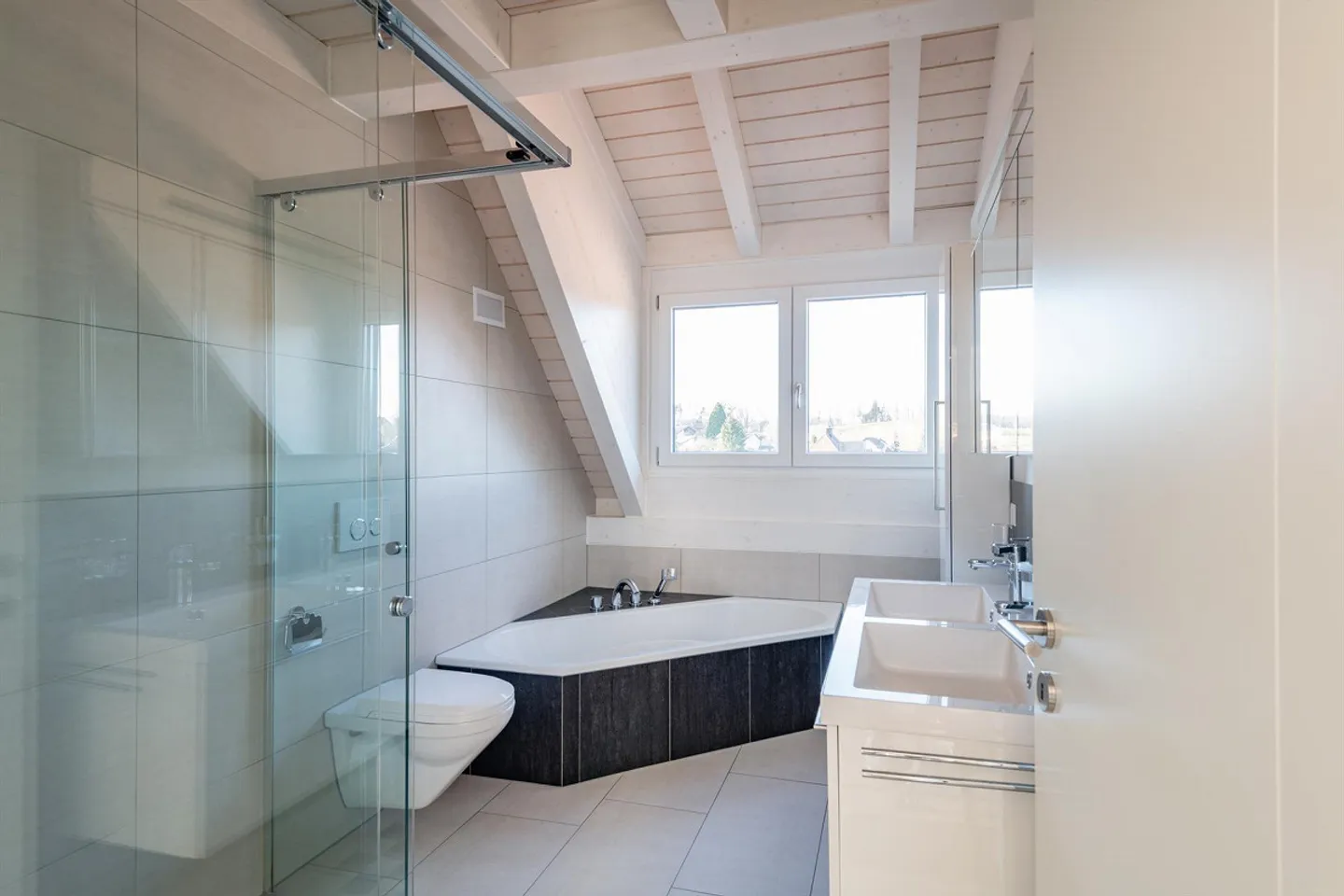 Dreamlike Apartment in a Low-Tax Community - Photo 3 of 17