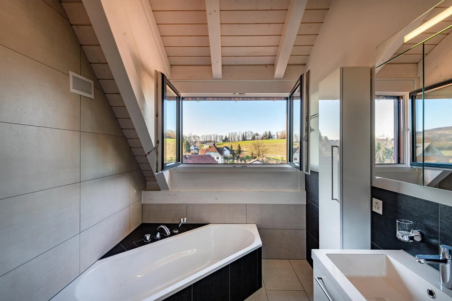Dreamlike Apartment in a Low-Tax Community - Photo 5 of 17