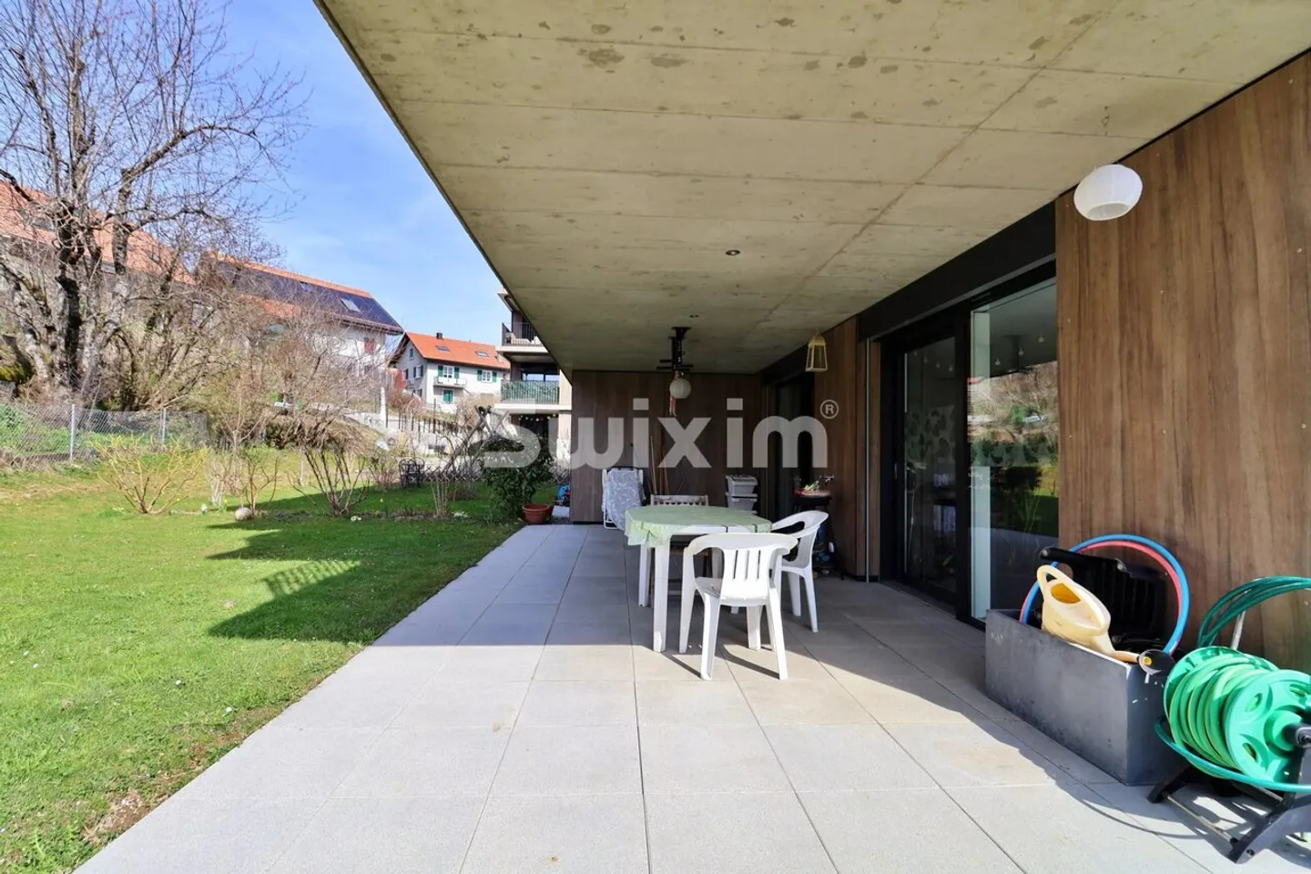 Modern Apartment with Garden - Photo 2 of 8