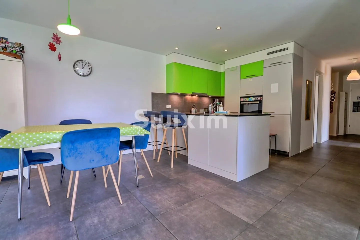 Modern Apartment with Garden - Photo 3 of 8