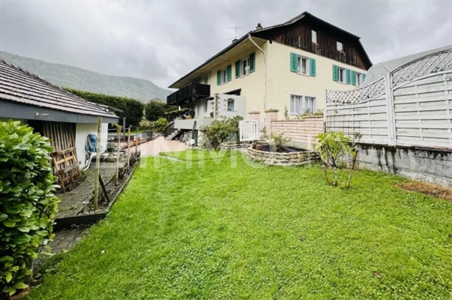 Investissez dans ce bel immeuble de rapport - Photo 2 sur 5