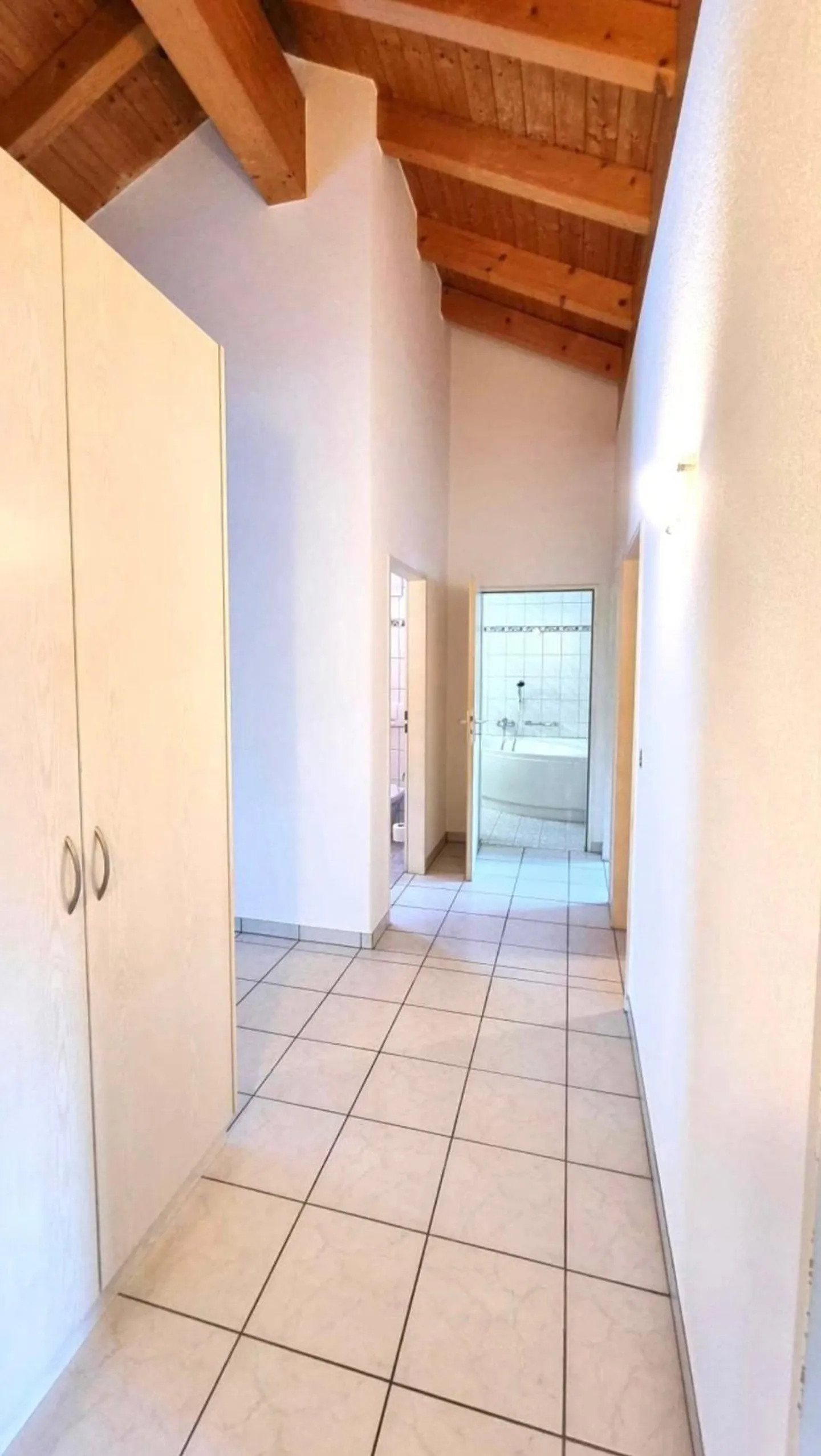 Ampio appartamento di 4,5 locali con vista sulle montagne a Visp - Foto 3 di 10