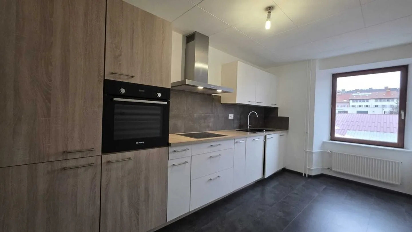 Appartement spacieux avec cheminée - Photo 2 sur 9