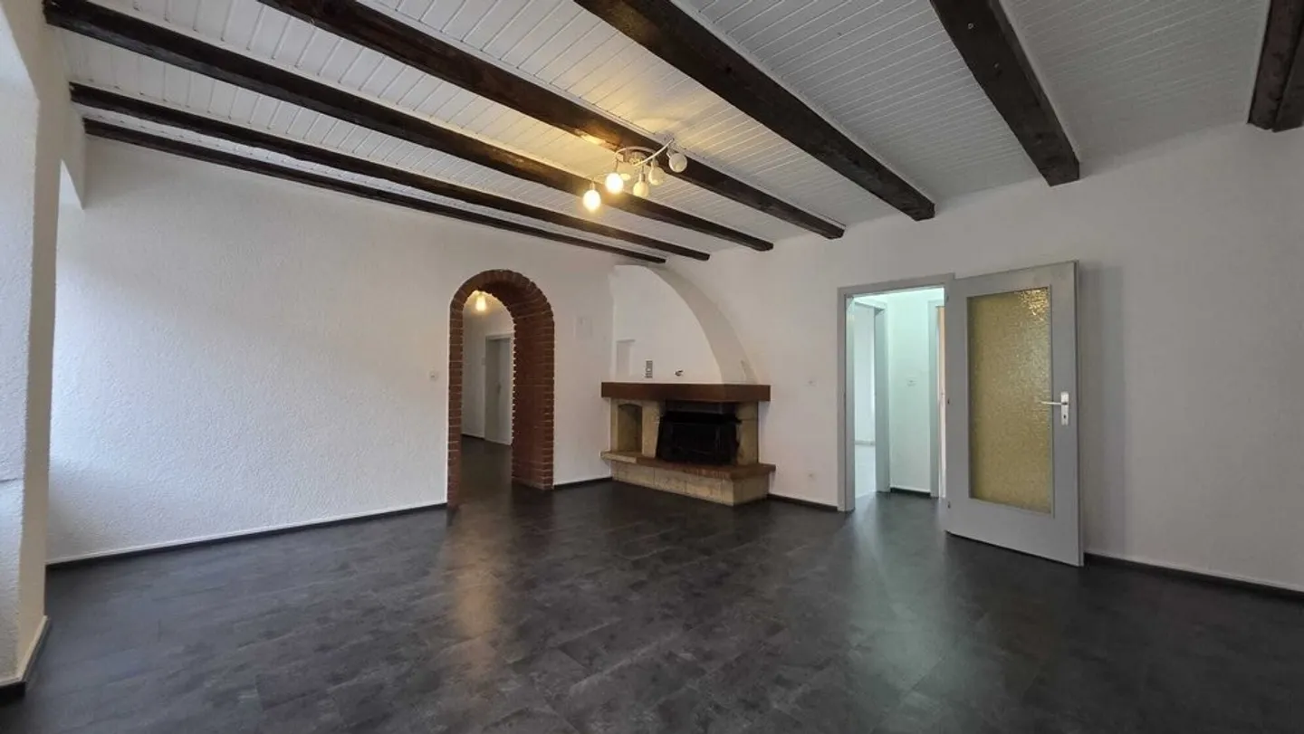 Appartement spacieux avec cheminée - Photo 3 sur 9