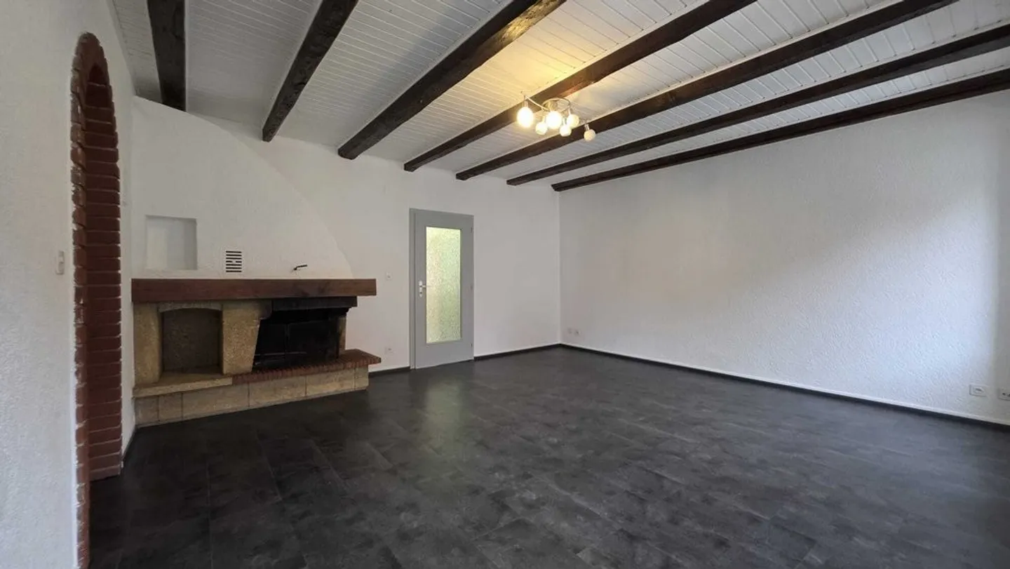 Appartement spacieux avec cheminée - Photo 4 sur 9