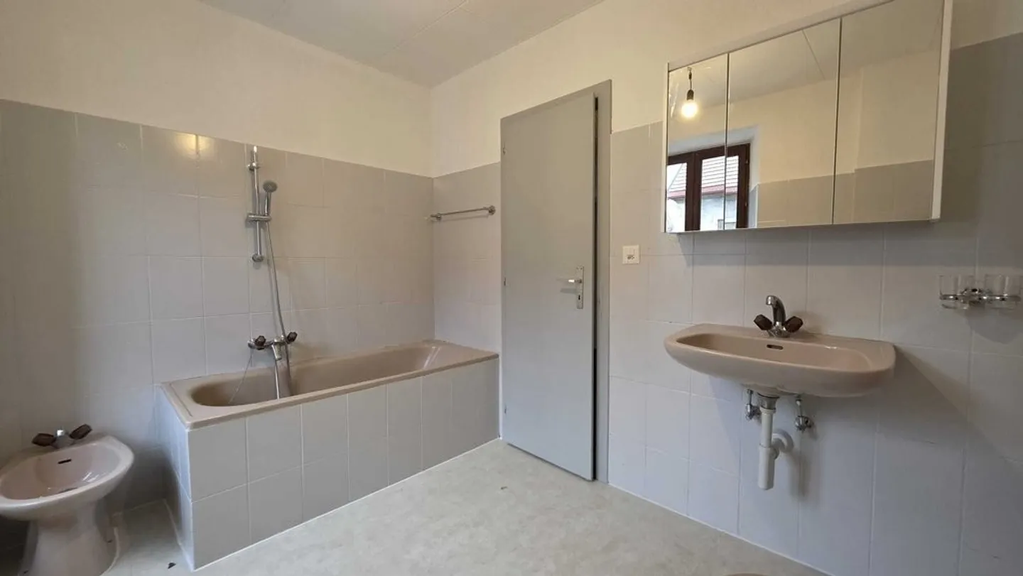 Appartement spacieux avec cheminée - Photo 8 sur 9