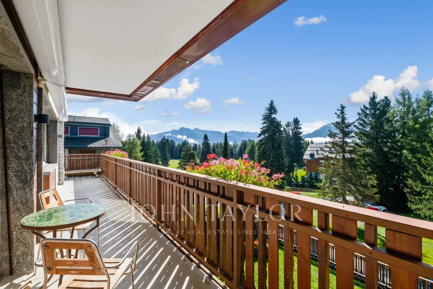 CRANS-MONTANA Near Center - Bright 4.5-Room Apartment + 1 Chamber Room, Stunning View, Balcony, Garage - Photo 2 of 11