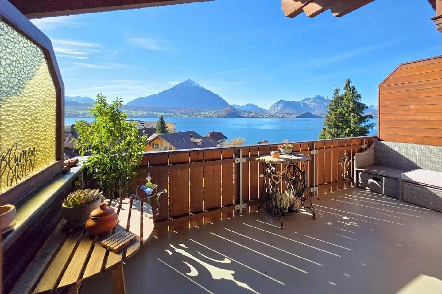 Live where others vacation - Your dream apartment above Lake Thun! - Photo 1 of 13