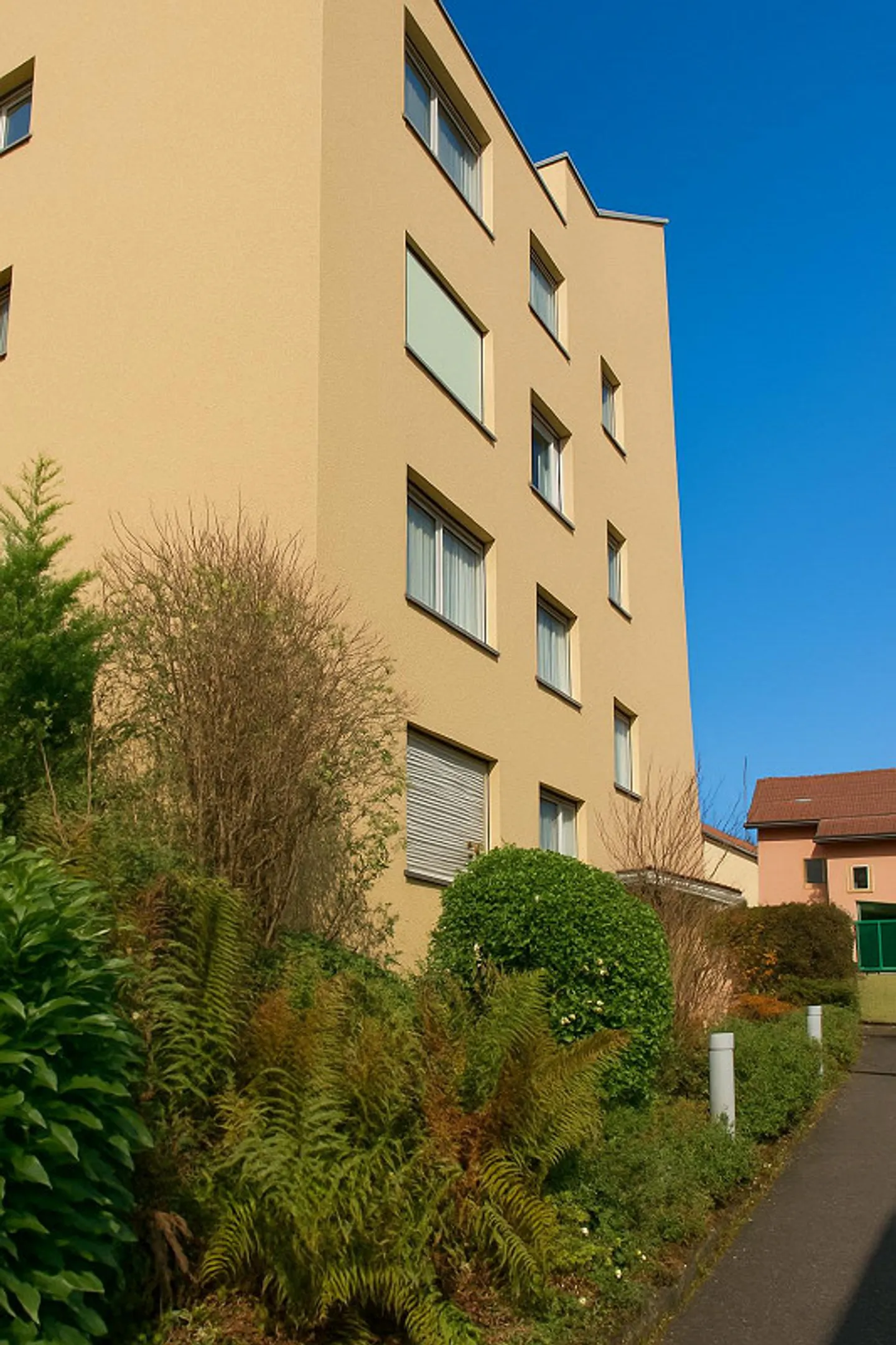 Appartement rénové de 3,5 pièces avec place de parking - Photo 1 sur 10