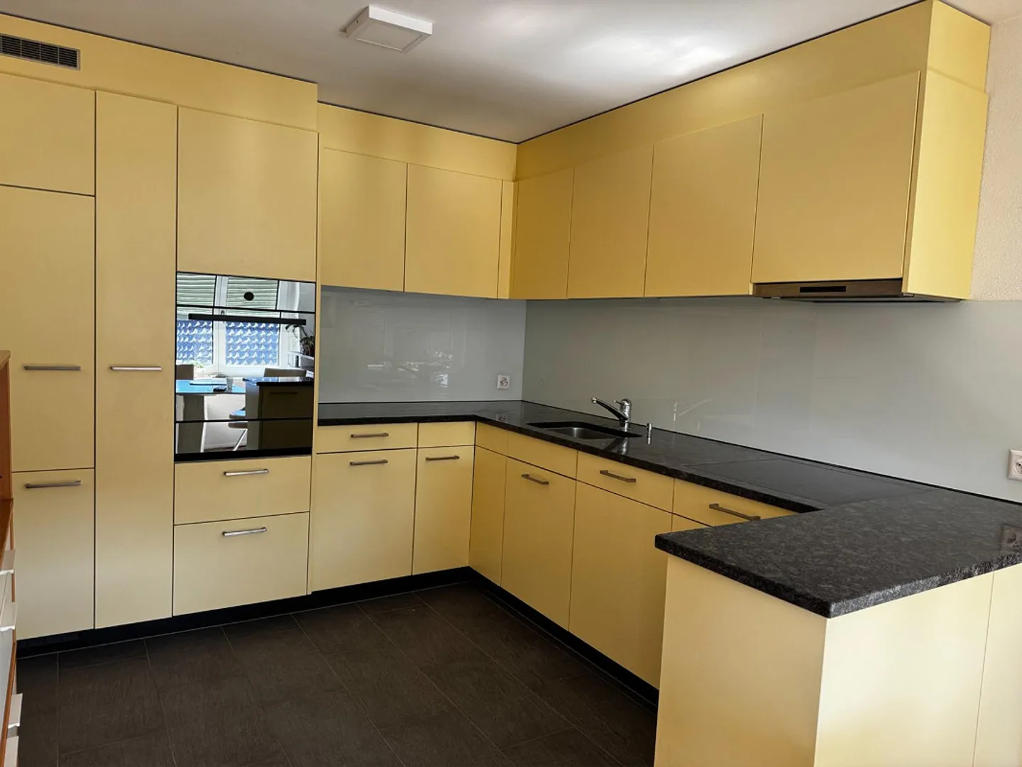 Appartement rénové de 3,5 pièces avec place de parking - Photo 2 sur 10