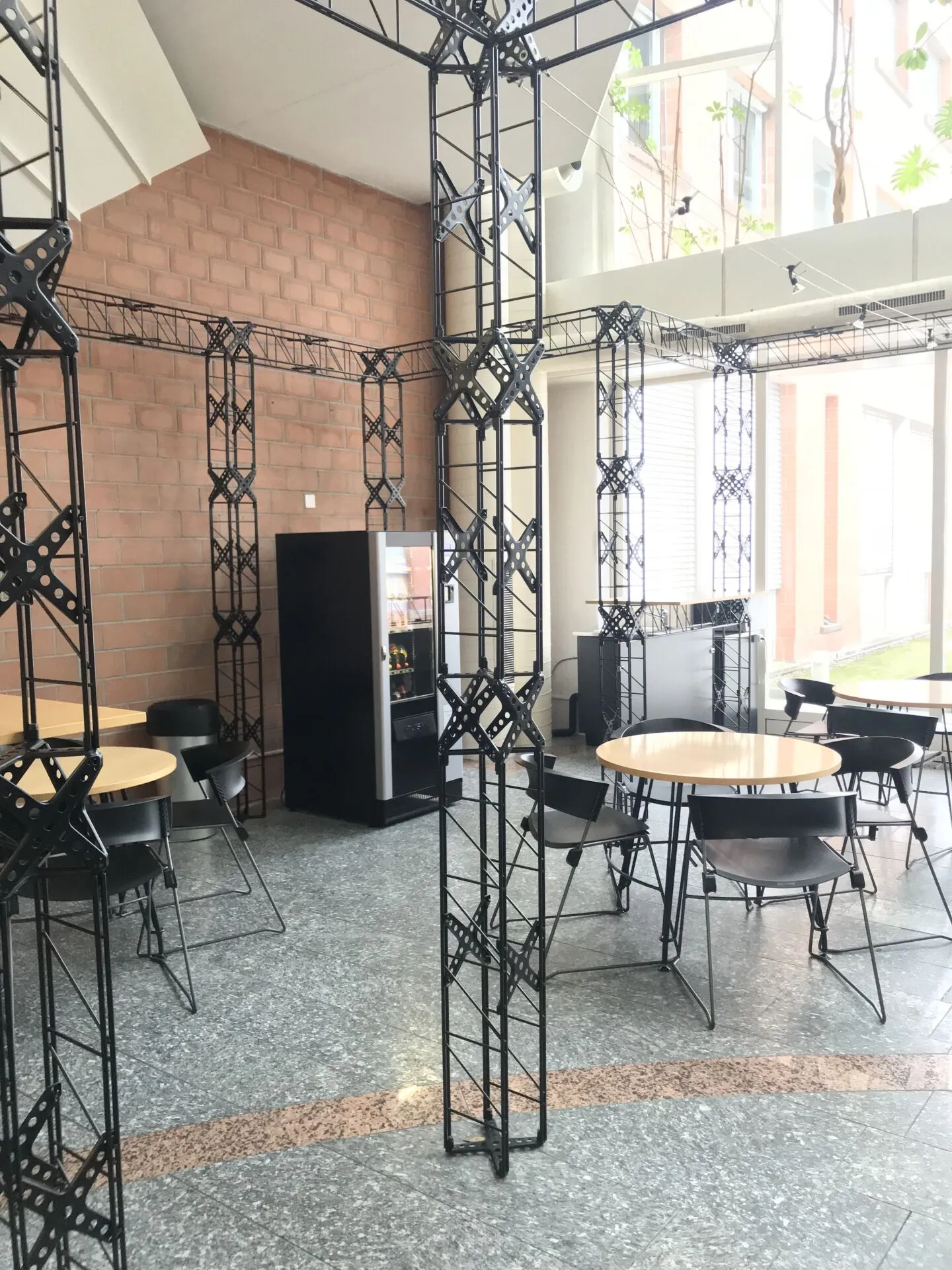 Atelier à louer - Photo 3 sur 12